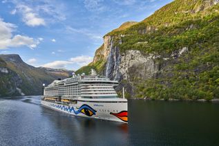 AIDA Schiff fährt durch Fjordlandschaft