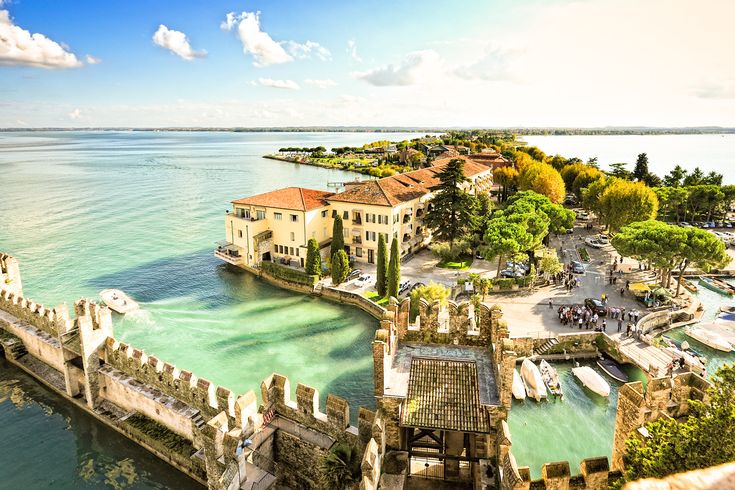 Eine Luftaufnahme einer Insel mit einer Burg.