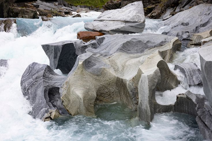 Marmorschloss (Marmorslottet) – beeindruckende und einzigartige Felsformationen am Fluss Glomåga, Mo i Rana, Kreis Nordland, Norwegen, Europa