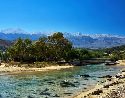 Flussmündung mit Blick auf die weißen Berge von Lefka Ori 