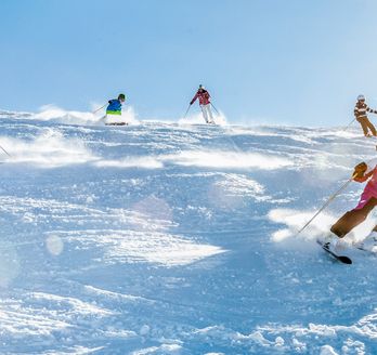 Mehrere Skifahrer auf dem Abhang am Fahren
