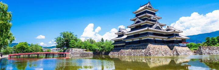 Blick auf Matsumoto, umgeben von Wasser und blauem Himmel.