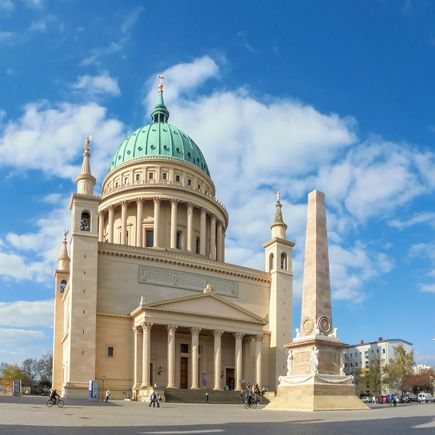 Eindrucksvolle Gebäude wie die Kirche St. Nikolai schmücken den Alten Markt 