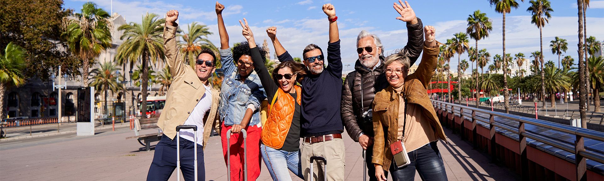 Eine Gruppe Freunde mittleren Alters feiert freudig den Urlaub