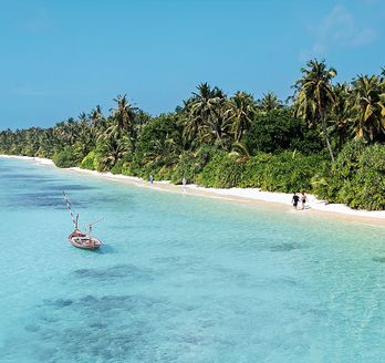 Schöner feiner Sandstrand und türkisfarbenes Meer der Malediven