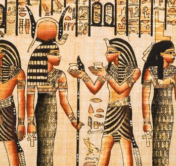 Detailreiche Wanddarstellung auf Papyrus zeigt ägyptische Gottheiten und Pharaonen in traditioneller Kleidung und Symbolik.