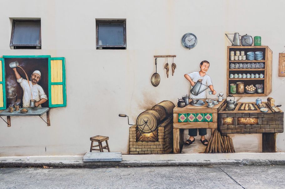Wandmalerei zeigt Szene einer Kaffeerösterei in Singapur