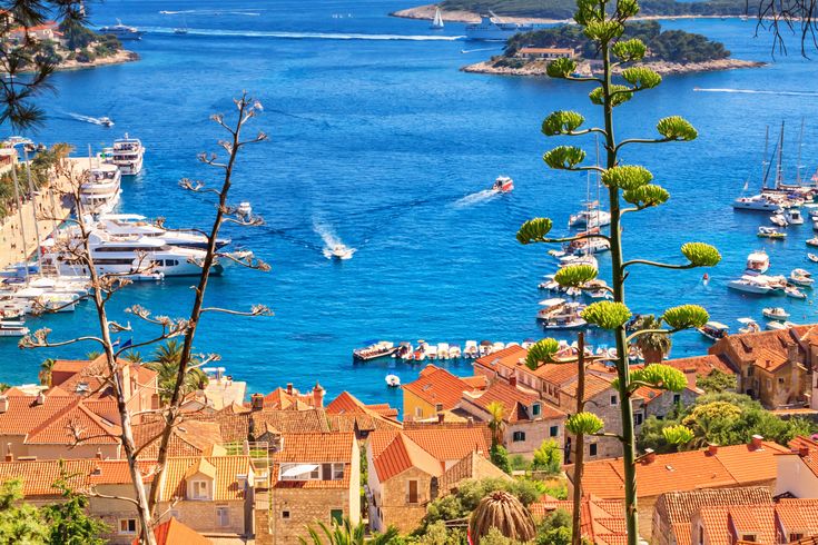 Eine Küstenstadt mit Gebäuden und Blick auf das Meer.
