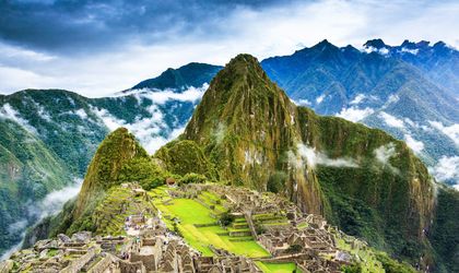 MAchu Pichu Berg mit Inkastätte im Vordergrung