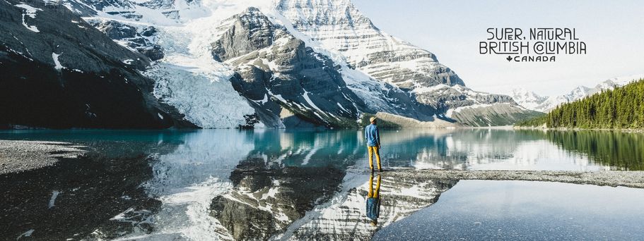 Ein kanadischer See mit schneebedeckten Bergen im Hintergrund