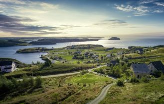 Zu sehen ist Port Rexton, ein schönes Örtchen in flacher Landschaft, umgeben von viel Wasser und kleinen Inseln.