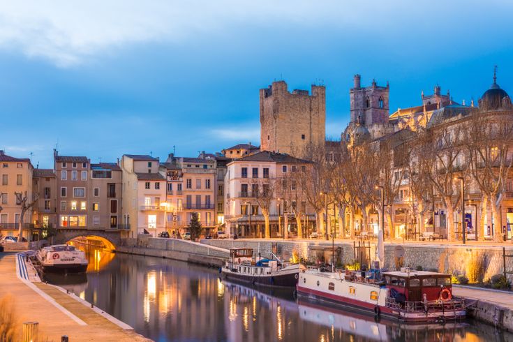 Blick auf die Altstadt mit Hafen von Narbonne.