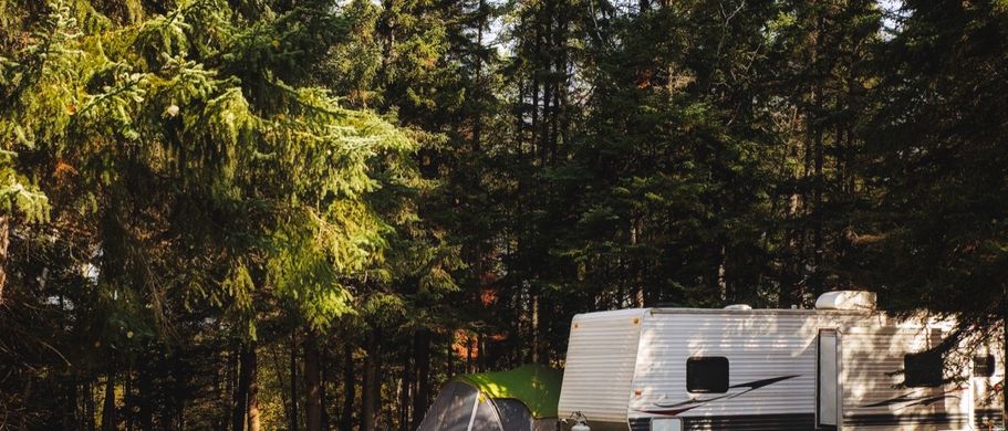 gemütlicher Campingplatz im Herbst