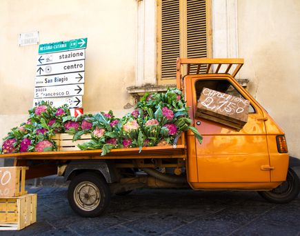 Ein Marktstand mit vielen Früchten und Gemüse.