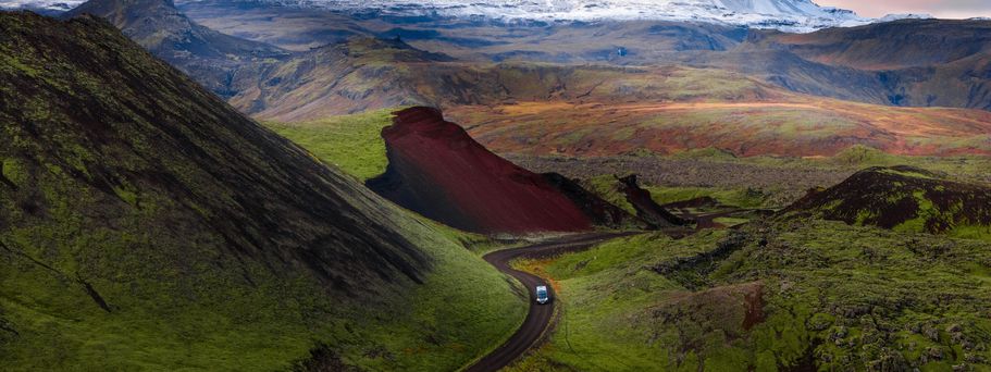 Camper in der Landschaft Islands