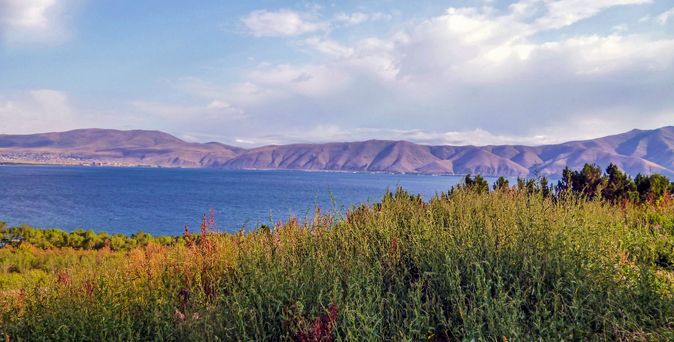 Armenische LAndschaft , Blick übers Wasser