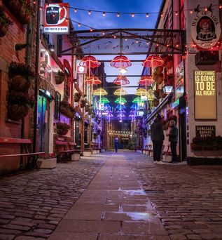 Umbrellas in  Belfast , bunte Schirme in der Gasse in der Stadt