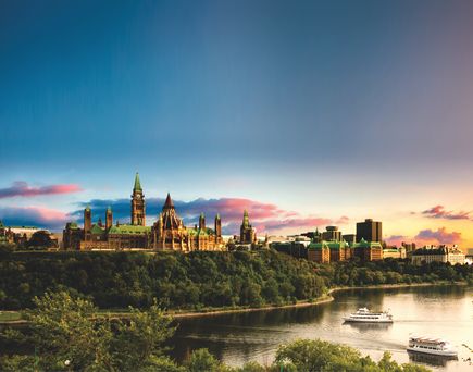 Blick auf das Parlamentsgebäude am Fluss von Ottawa