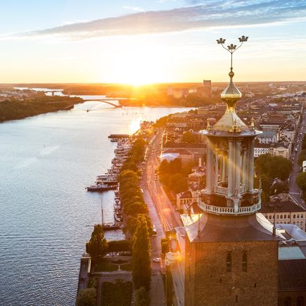  Panoramablick über Stockholm mit Rathausturm