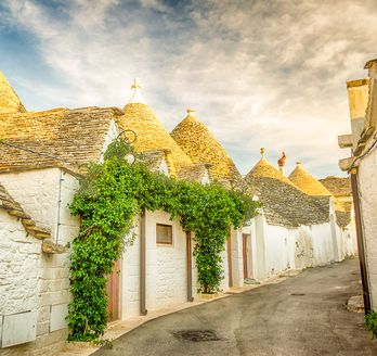 Eine Stadtansicht mit Gebäuden und einem Brunnen.