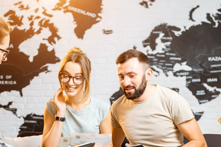 Paar wird im Reisebüro beraten 