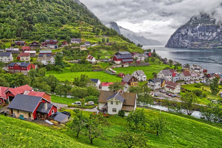 Blick über Sognefjord am Hang mit Wohnhäusern.