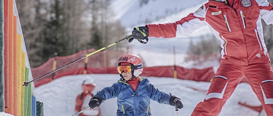 Ein Skifahrer fährt einen schneebedeckten Hang hinunter.