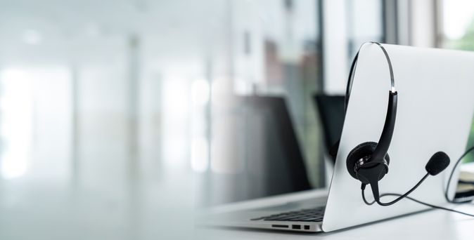 Aufgeklapptes Notebook auf einem Schreibtisch. 