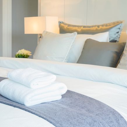 Frisch bezogenes Bett Hotelzimmer