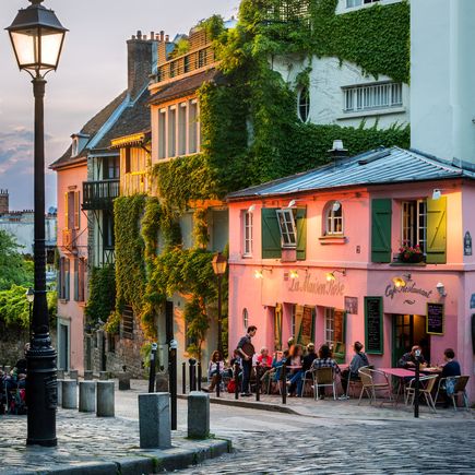Dörfliches Flair in den Straßencafés in Montmartre