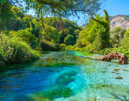 Nationalpark in Albanien, Blick auf grün-türkise Lagune