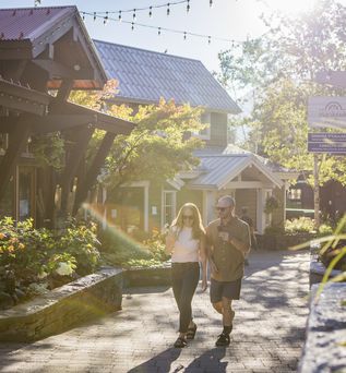 Zwei Menschen schlendern durch Whistler