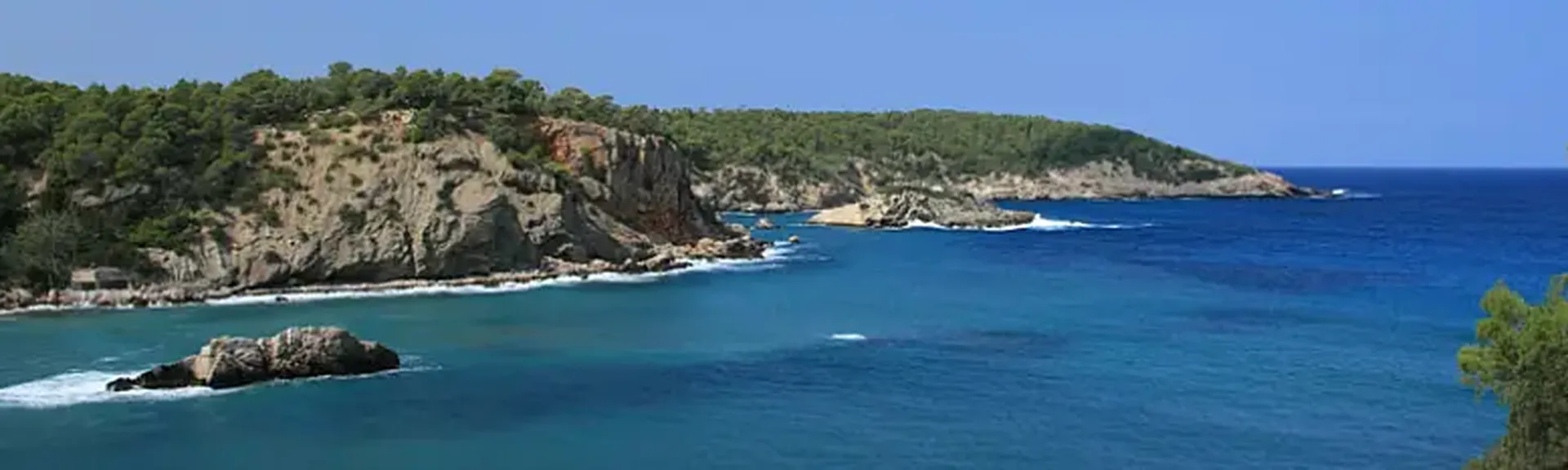 Blick auf Felsen im Meer