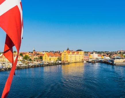 Ein Fährschiff mit Dänemark Flagge verlässt den Hafen