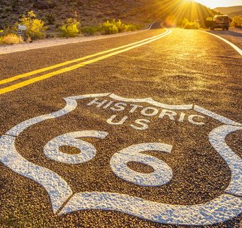 Highway mit aufgemalter Schrift Historic 66