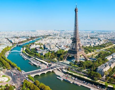 Eine Luftaufnahme von Paris mit dem Eiffelturm und der Seine.