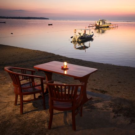 Open-Air-Restaurant am Strand mit Kerzenlicht