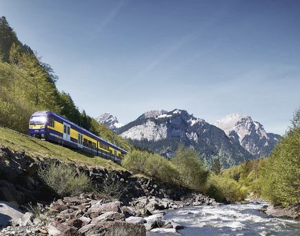 Berner Oberland Bahn fährt in schweizer Panorama