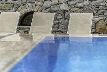 Hotel, Makis Place
