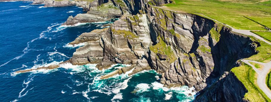 Die Cliffs of Moher in Irland, eine beeindruckende Felsformation an der Küste.