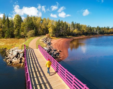 Pinke Brücke mit Fussgänger auf Prince Edward Island