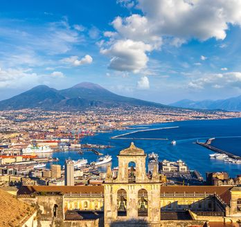 Blick auf Neapel und den Vesuv im Hintergrund
