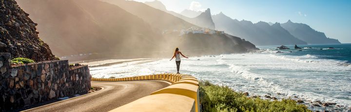 Frau läuft an der Promenade von Teneriffa entlang