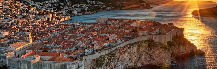 Eine Luftaufnahme von Dubrovnik, Kroatien, mit der Altstadt und dem Meer bei Sonnenuntergang.