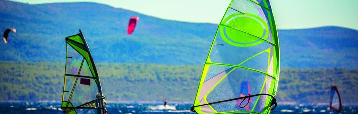 Surfer auf dem Meer in Kroatien