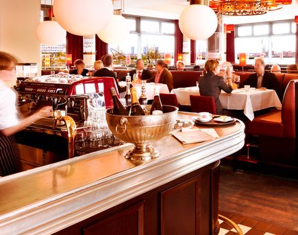 Hamburg Städtereisen Urlaub Restaurant mit Gästen und Personal