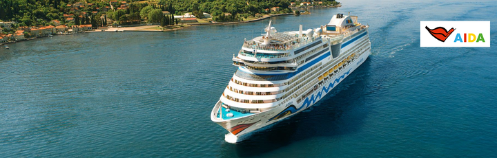 AIDA Kreuzfahrtschiff fährt vor einer Landschaft