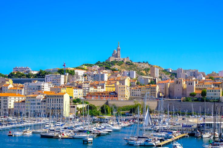 Blick auf Marseille mit seinem Hafen und den vielen kleinen Häusern.