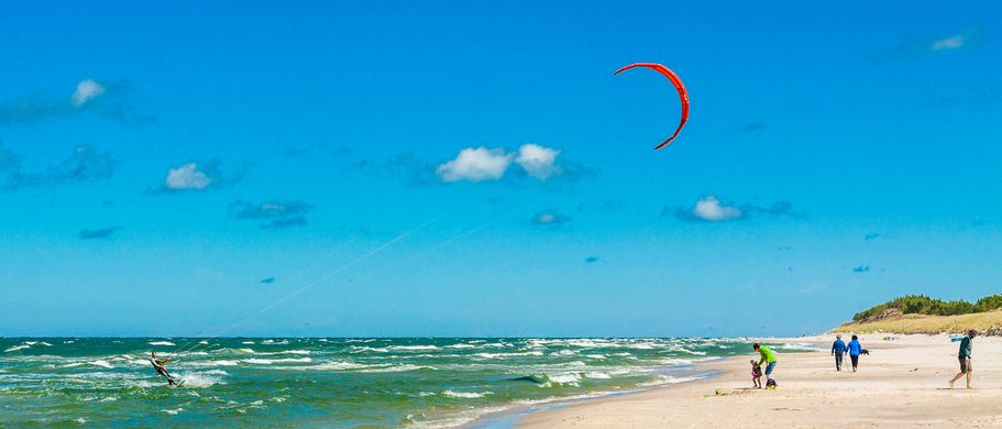 Kitesurfer am Strand