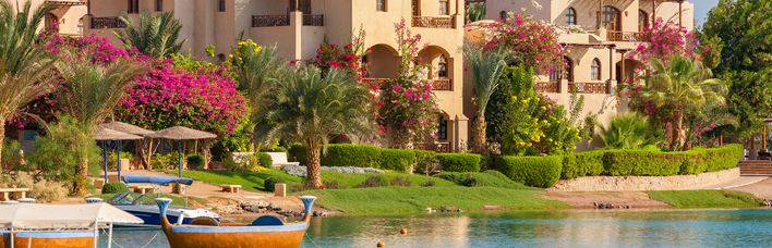 El Gouna HAfenpromenade mit Boot